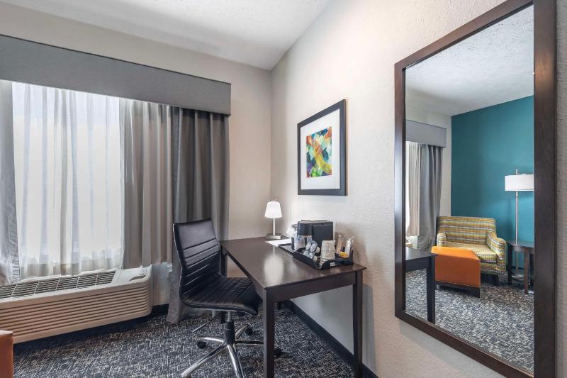 Queen Room with Two Queen Beds and Mobility Accessible Roll-In Shower image 4