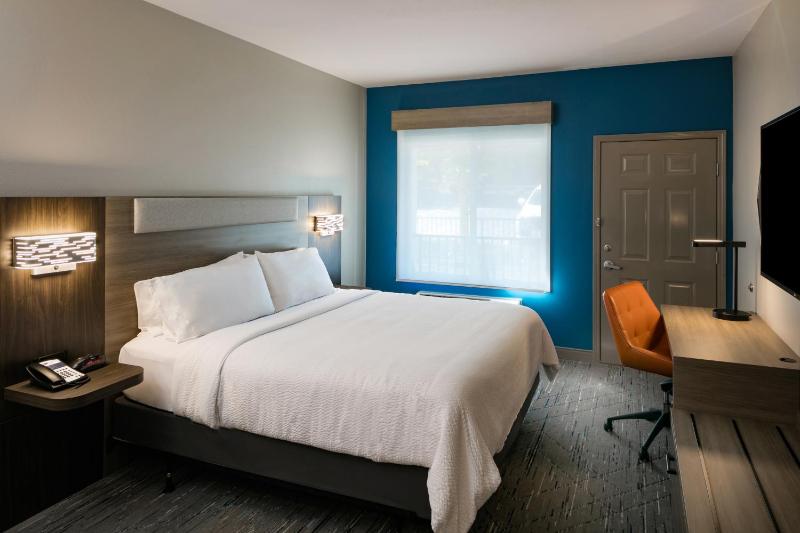 Standard King Room image 4