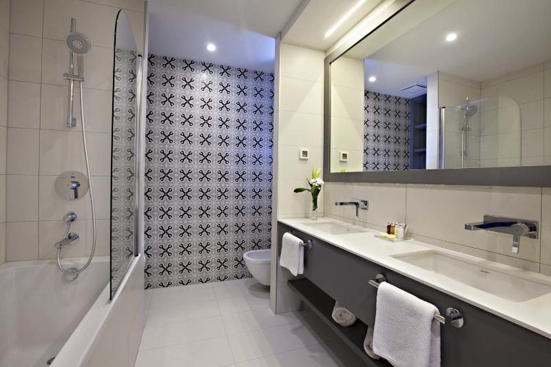 Premium Family Suite with Balcony and Sea View image 3