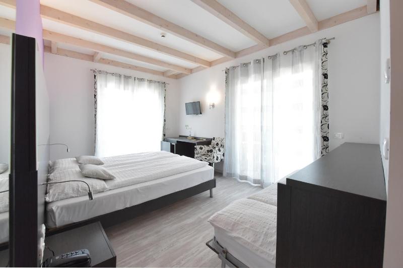 Deluxe Triple Room image 4