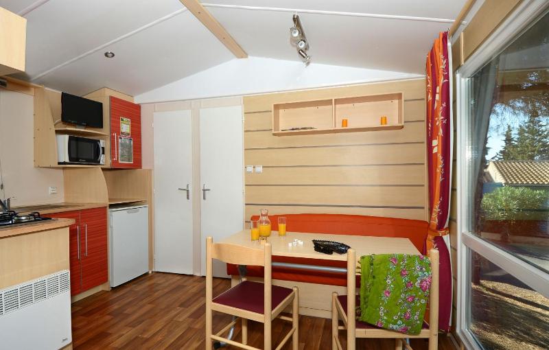Three-Bedroom Mobile Home (8 Adults) image 4