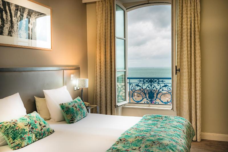 Superior Sea View Room image 3