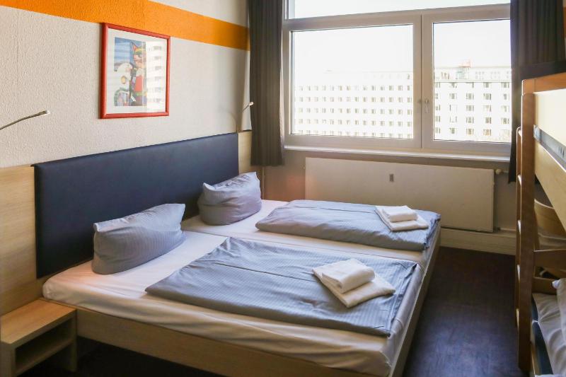 Six-Bed Room image 1