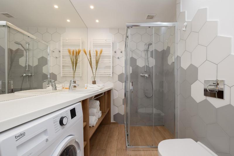 Marynarska Modern Apartment with Parking by Noclegi Renters - image 4