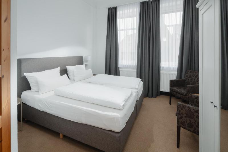 Standard Double Room image 3