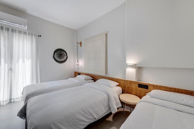 Superior Twin Room image 3