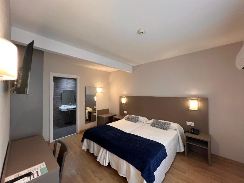 Double or Twin Room with City View image 3