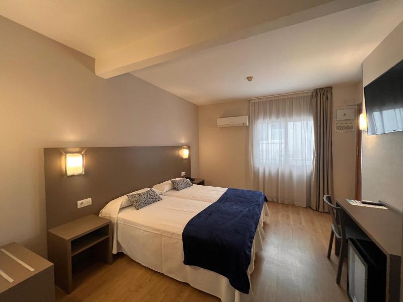 Double or Twin Room with City View image 4
