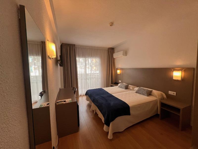 Twin Room with Terrace image 3