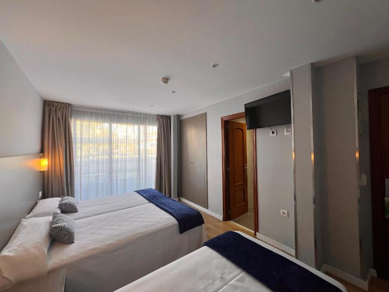 Triple Room with Terrace image 3