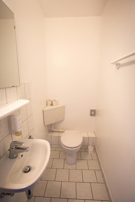 Six-Bed Room image 3