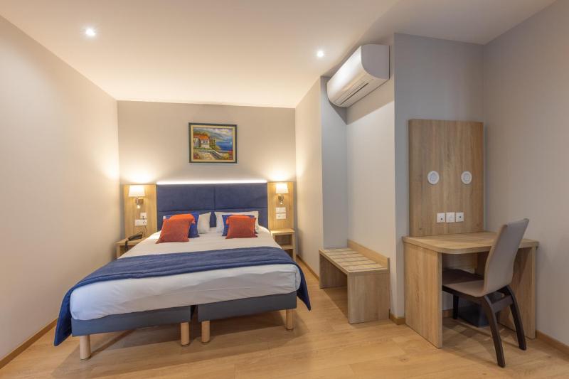 Deluxe Double Room with Bath image 2