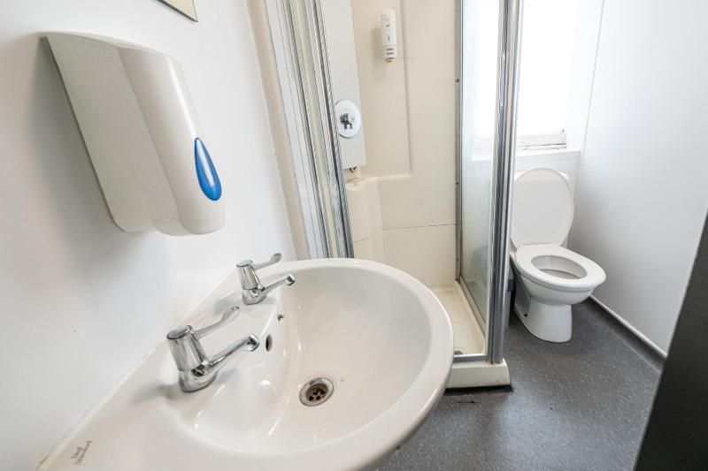 Bed in 8-Bed Mixed Dormitory Room External Shared Bathroom image 3