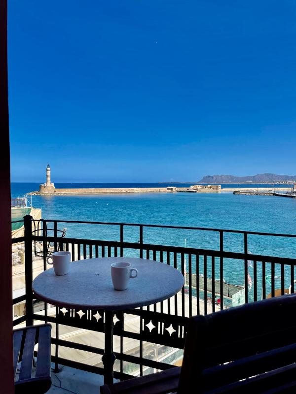 Deluxe Suite with Balcony and Sea View image 4