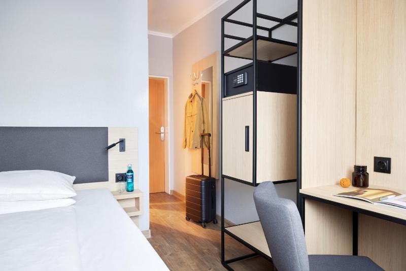 Hotel Central Hamburg - image 16