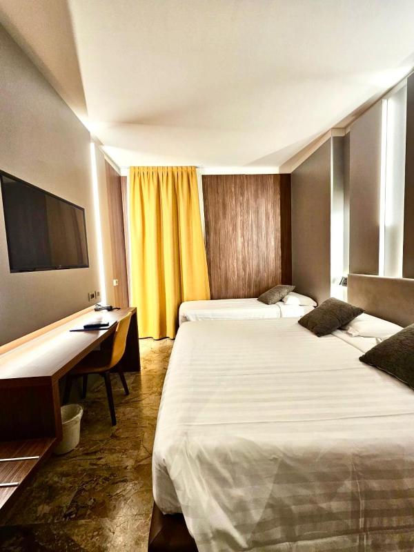 Standard Triple Room image 1