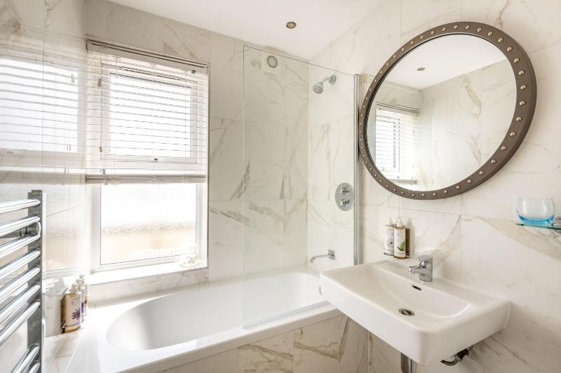 Superior Twin Room with Sea View and Balcony image 3