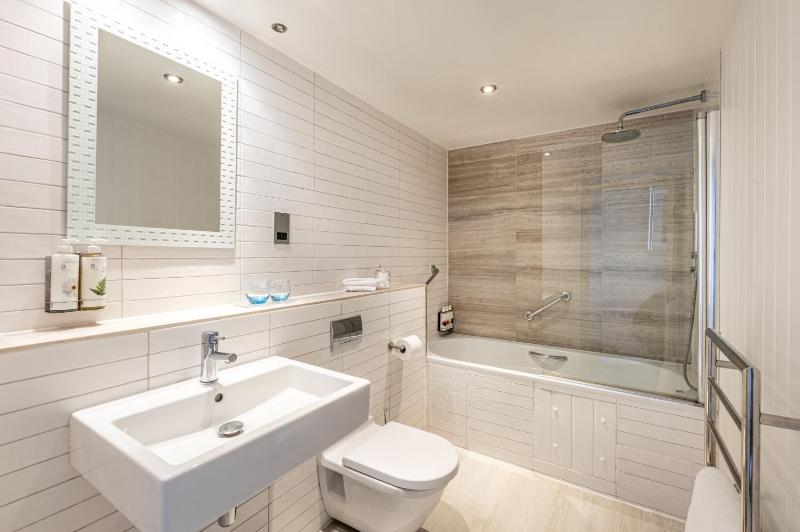 Superior Twin Room with Sea View and Balcony image 2