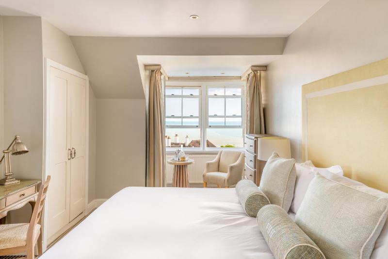 Superior Twin Room with Sea View and Balcony image 1