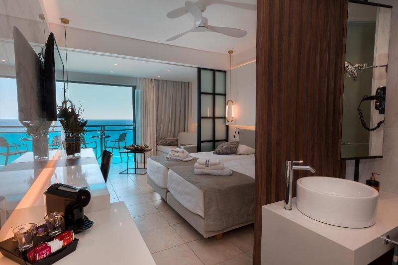 Deluxe Double or Twin Room with Sea View image 3