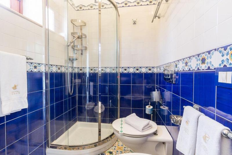 Deluxe Double or Twin Room with Sea View image 3