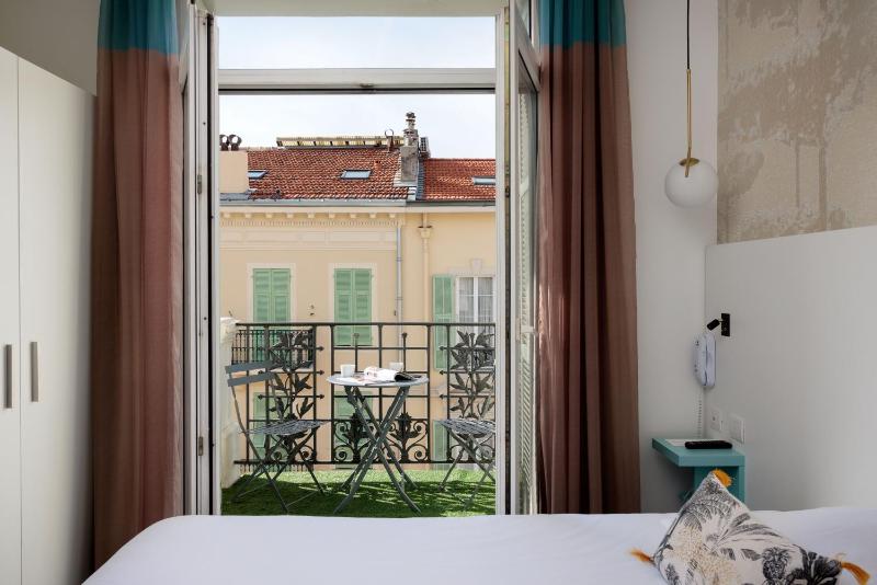 Deluxe Double Room with Balcony image 1