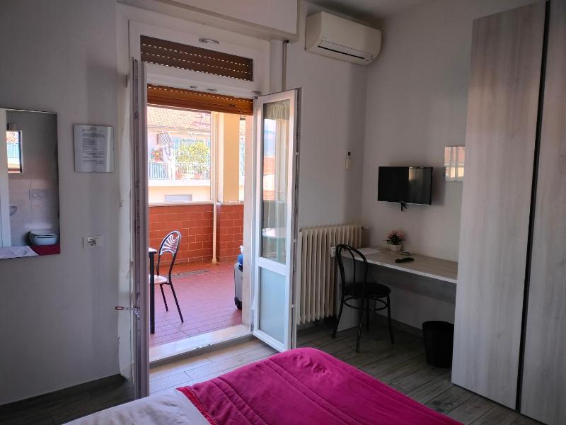 Double Room image 4