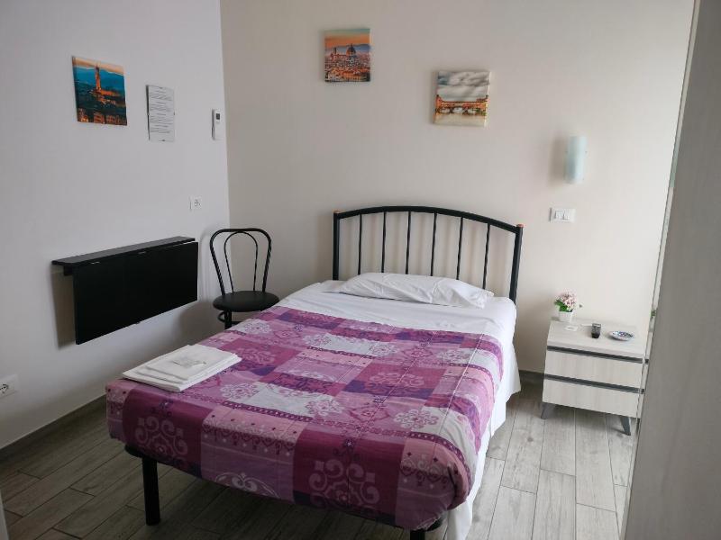 Economy Double Room image 4