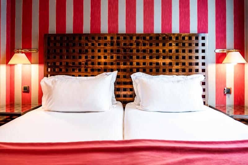 Standard Twin Room image 4