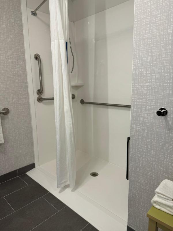 King Room with Accessible Tub - Mobility and Hearing Access/Non-Smoking image 3