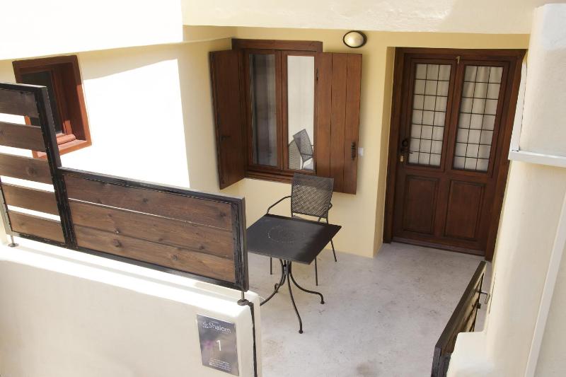 Standard King Room image 2