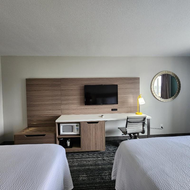 Queen Room with Two Queen Beds - Non-Smoking image 3