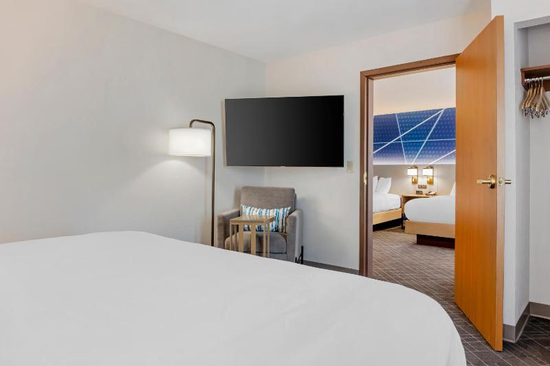 King Suite with King Bed and Two Queen Beds - Non Smoking image 4