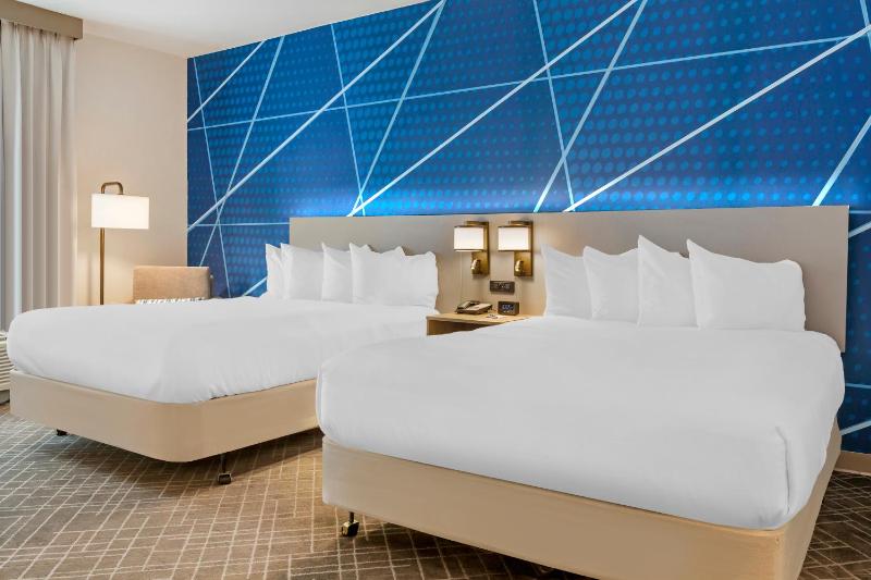 King Suite with King Bed and Two Queen Beds - Non Smoking image 4