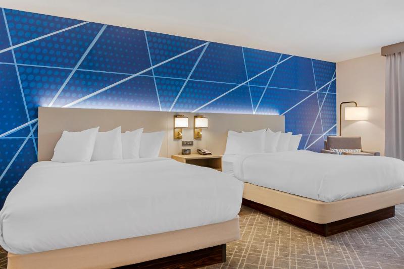King Suite with King Bed and Two Queen Beds - Non Smoking image 3