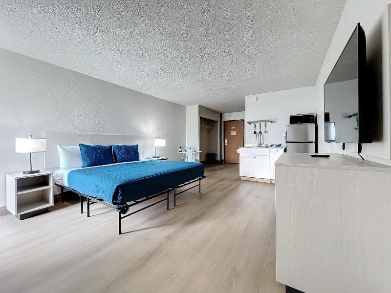 1 King Bed, Mobility/Hearing Accessible Room,Â Roll-in Shower, Non-Smoking image 4