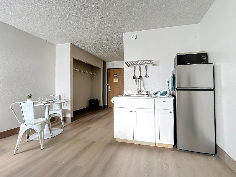 1 King Bed, Mobility/Hearing Accessible Room,Â Roll-in Shower, Non-Smoking image 3