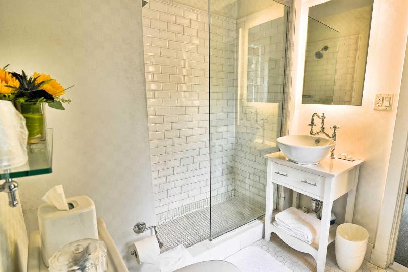 Large Double Room image 3