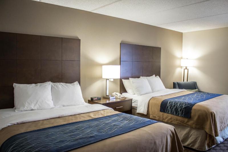 Queen Room with Two Queen Beds - Non-Smoking image 2