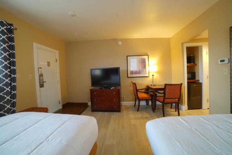Standard Double Room with Two Double Beds image 4