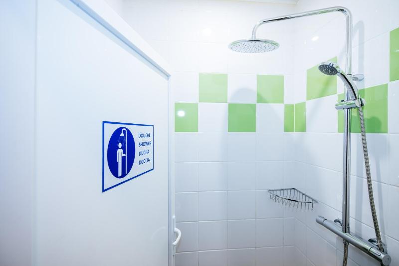 Single Room with Shared Bathroom image 3