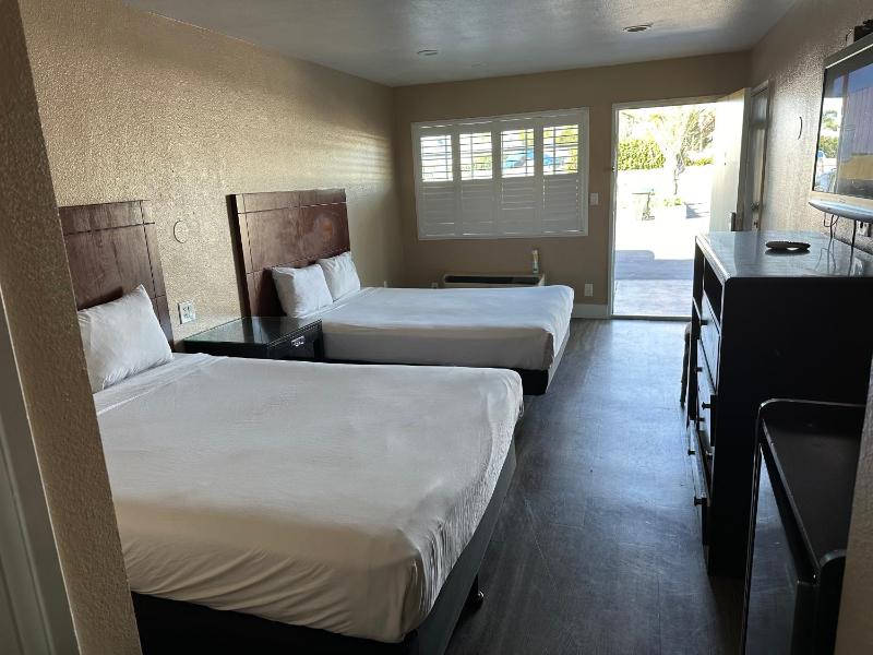 Queen Room with Two Queen Beds - Non-Smoking