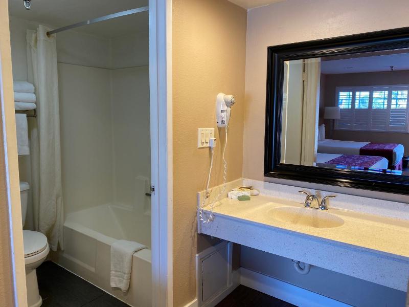 Queen Room with Two Queen Beds - Non-Smoking image 2