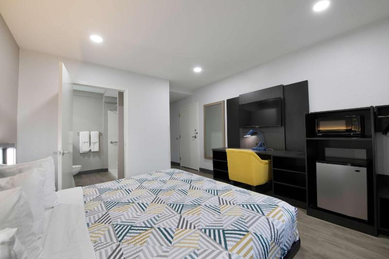 Deluxe King Room - Non-Smoking image 4