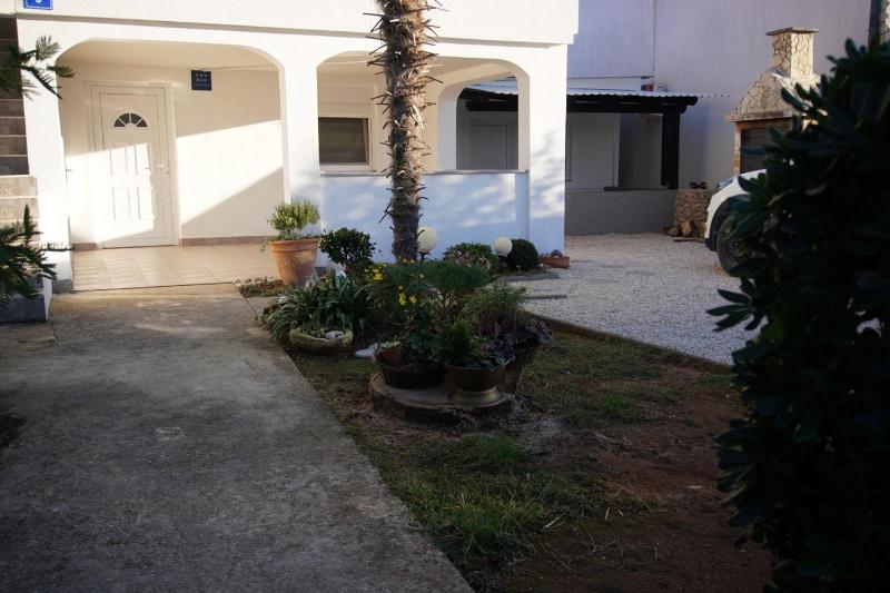 Apartments with parking space Vir - 22626 - image 3