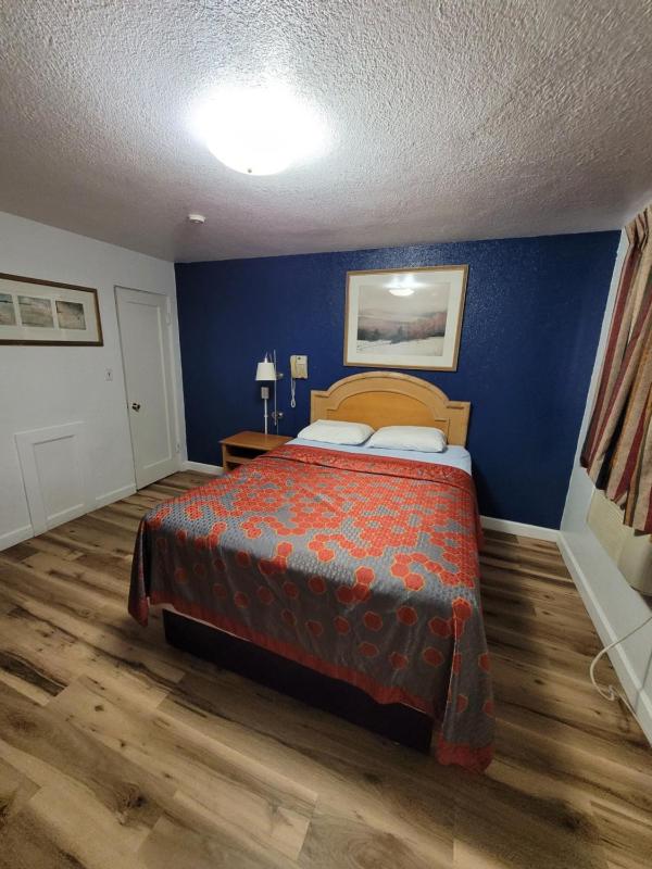 Queen Room image 2