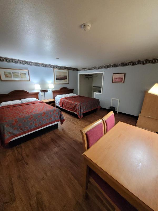 Queen Room with Two Queen Beds image 3