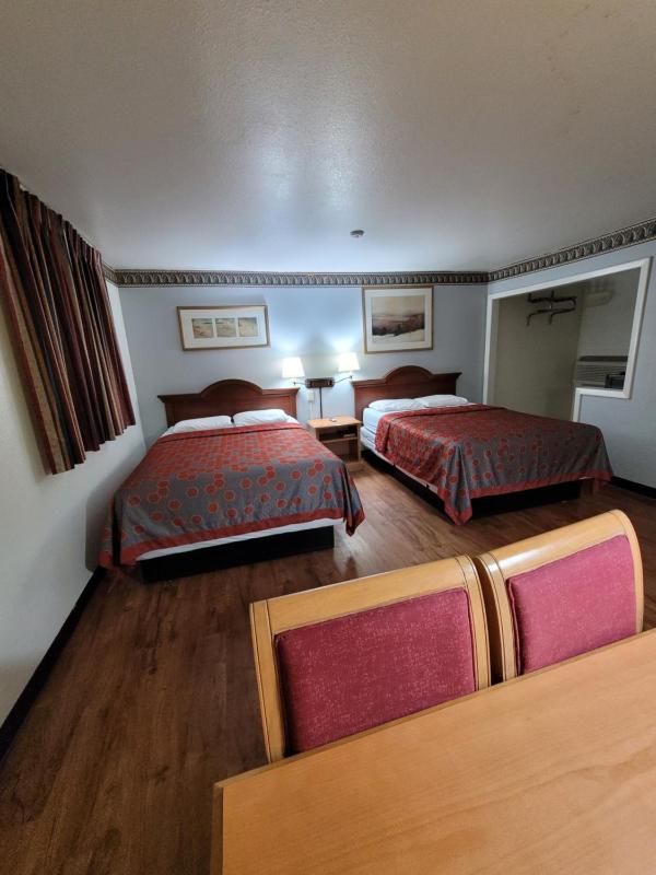 Queen Room with Two Queen Beds image 2
