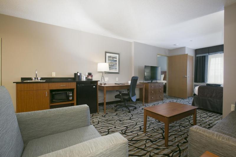Suite with Two King Beds and Sofa Bed image 4