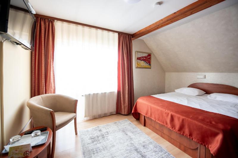 Standard Double Room image 3